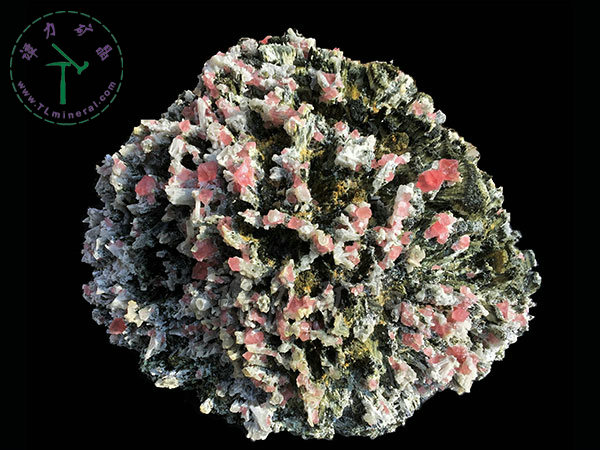 紅色八面體螢石+鈣鐵輝石，內(nèi)蒙古，克什克騰旗，黃崗梁礦一工區(qū)，2012年產(chǎn)出