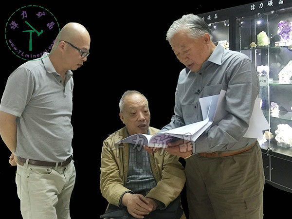 原地礦部部長(zhǎng)宋瑞祥（右）與原湖南省地勘局局長(zhǎng)董和金（中）