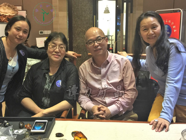 右起：中國(guó)古生物化石保護(hù)基金會(huì)創(chuàng)辦人單華春，譚力，琥珀收藏大家高閣（艾青之女）和她的助手。