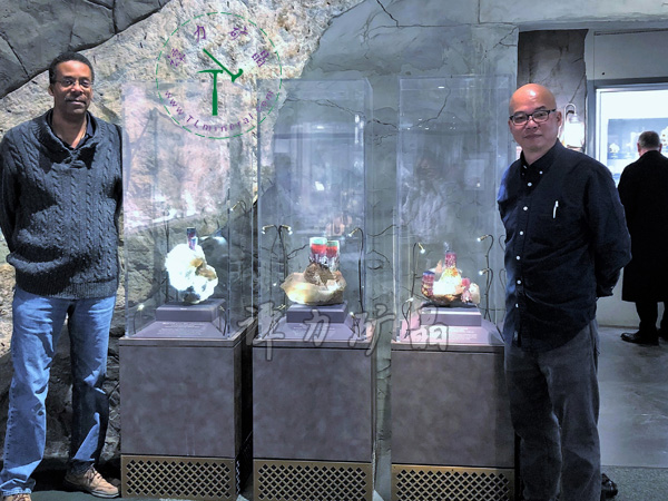 華盛頓國(guó)家自然史博物館Michael-A-Wise邁克爾·懷斯博士（左）向譚力介紹他尋獲的極品碧璽標(biāo)本。