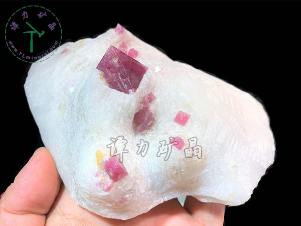 尖晶石+大理巖，越南14x12x7,主晶體：2.4x2.4cm