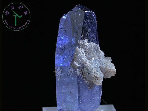 坦桑石，3x1.5x0,5cm,坦桑尼亞