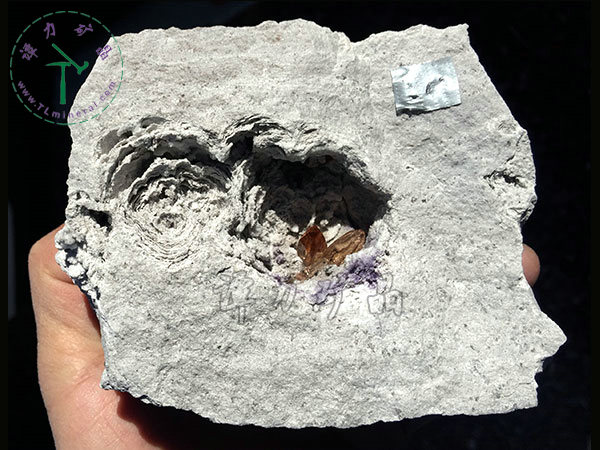 托帕石（黃玉）+流紋巖，美國(guó)，17x15x13cm